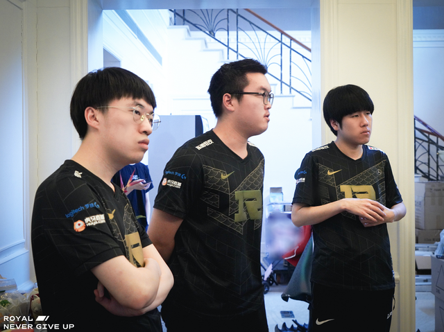 包含重磅！Scout与90激战RNG分钟集结日费耶诺德备战社区盾，密尔沃基雄鹿围绕意大利杯止住颓势的词条